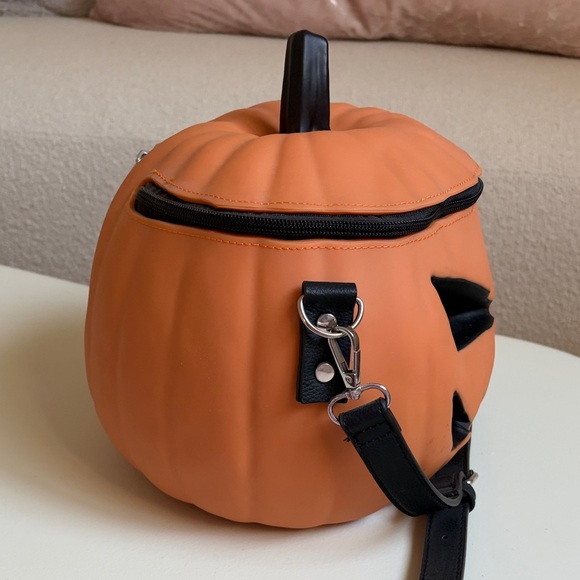 Large La Femme En Noir Sleepy Hollow Figural Pumpkin / Jack o Lantern Bag - Picture 9 of 12